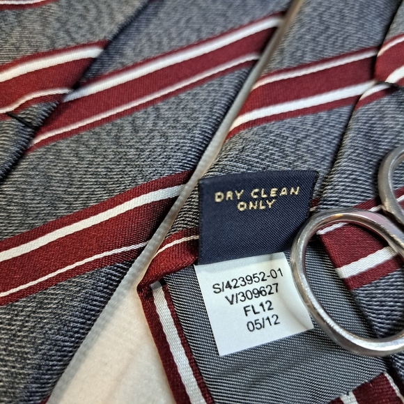 Banana Republic Gray and Red Classic SILK Tie - Picture 8 of 9